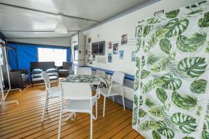 亚斯塔尔尼亚Maszoperia Sun4hel Kite & Wind & Surf的一间带桌椅的用餐室