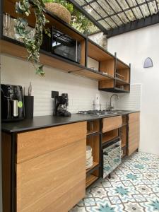麦德林Casa Medallo的厨房配有木制橱柜和台面