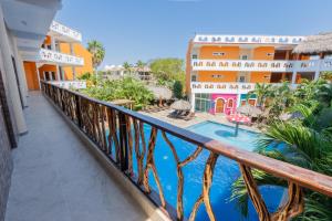 圣克鲁斯华特库Hotel Gran Juquila Huatulco的享有酒店和游泳池景致的阳台