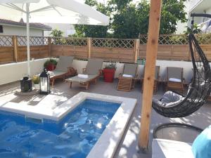 赫瓦尔B&B Buzolic的一个带吊床的庭院和一个游泳池