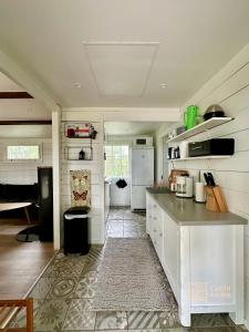 BrevikSummer cabin in Nesodden open-air bath large terrace的厨房配有白色冰箱和台面