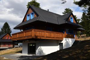 利普托斯基米库拉斯Tri borovice的大型木屋 - 带阳台