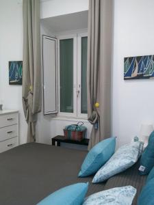 萨莱诺MARGHERITA's Apartment的一间卧室配有一张带蓝色枕头的床