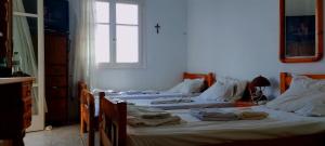 皮索利瓦迪Καραμπεικο的带窗户的客房内的两张床