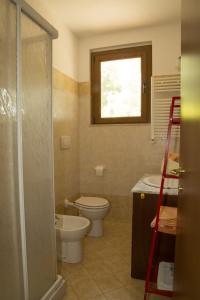 福洛尼卡Agriturismo Sant'Orsola的一间带卫生间、水槽和窗户的浴室
