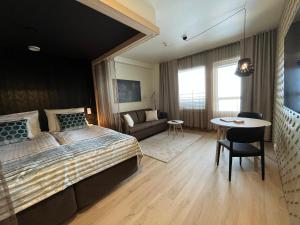 奥卢Nallikari Holiday Village - Aalto Seaside Apartments的一间卧室配有一张大床和一张桌子
