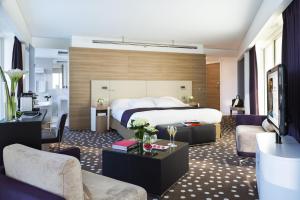 里尔巴里亚里尔酒店的酒店客房设有床和客厅。