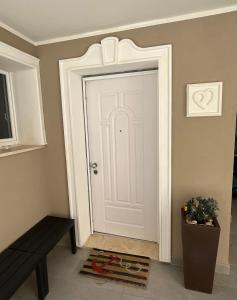 圣温琴佐Casa Morandi MARE的一个带长凳的房间的白色门