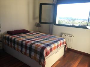 巴利-略夫雷加Dolcesa的一间卧室配有一张床,床上有条毯子