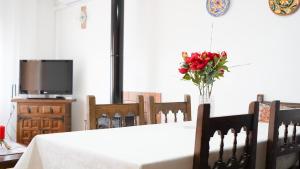 利乌玛Casa Uly的一张白色的桌子,上面有花瓶