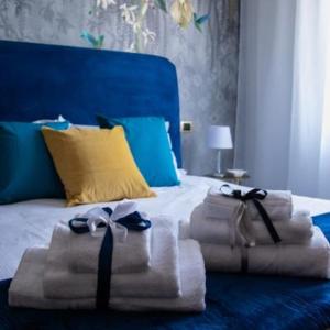 坎波巴索Residenza Cesare的床上的两条毛巾,带蓝色床头板