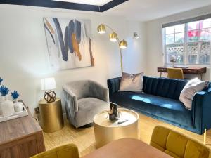 北迈阿密海滩Harmonious Suites的客厅配有蓝色的沙发和椅子
