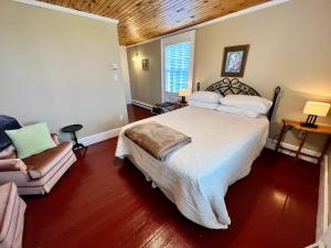特里尼蒂毕晓普白色庄园宾馆的一间卧室配有一张大床和一张沙发
