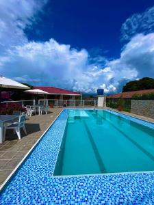 普韦布洛保Finca Hotel Mirador La Casona Quindio-Eje Cafetero的一座蓝色的大型游泳池