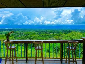 普韦布洛保Finca Hotel Mirador La Casona Quindio-Eje Cafetero的美景阳台,配有两把椅子