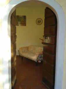 福利亚Ferienwohnung für 3 Personen ca 60 qm in Fauglia, Toskana Etruskische Küste的一间位于客房角落的带一张床的房间