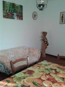 福利亚Ferienwohnung für 3 Personen ca 60 qm in Fauglia, Toskana Etruskische Küste的客厅配有桌子和沙发