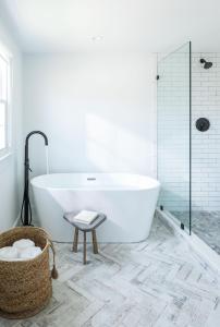 法尔茅斯The Coonamessett的白色的浴室设有浴缸和凳子