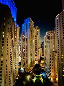 迪拜The Aero Vacation Homes的城市的夜景,高楼