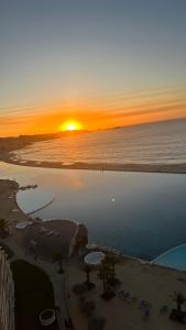 阿尔加罗沃Departamento San alfonso del mar的日落在海滩上,阳光照耀
