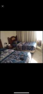 阿尔加罗沃Departamento San alfonso del mar的一间卧室设有两张床和窗户。