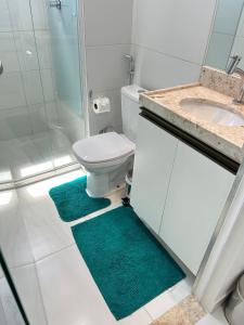 若昂佩索阿Melhores Flats - Tranquilo, pertinho do mar的浴室配有卫生间、盥洗盆和淋浴。