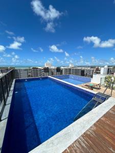 若昂佩索阿Melhores Flats - Tranquilo, pertinho do mar的建筑物屋顶上的游泳池