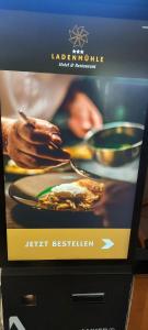 库罗阿尔滕堡拉登明勒酒店的电视屏幕上放着一张食物的照片