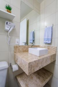 佩尼亚Curta Praia do Quilombo - Lunata的一间带水槽和卫生间的浴室