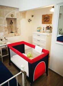 莫诺波利Casa Donnalby的儿童卧室,带玩具的婴儿床