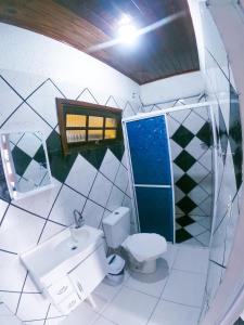 卡纳内亚Pousada Maravista的一间带卫生间和水槽的浴室