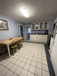 旧奥查德比奇Beau Rivage Motel的厨房配有桌子和桌椅