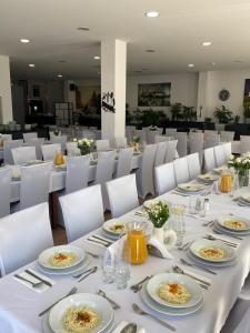克拉科夫Aparthotel Lumen的用餐室配有白色的桌子和白色的椅子