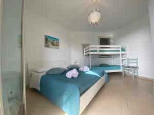 马尔扎梅米Casa Marsilla的一间卧室配有双层床和毛巾