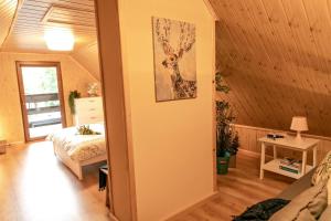 KargowaOśrodek Wypoczynkowy LINY的卧室配有一张床,墙上挂着鹿的照片