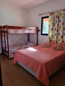 布罗塔斯Chácara Santo Antonio的一间卧室设有两张双层床和一扇窗户。