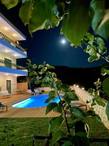 XirokámbionOlive Villa的一座晚上设有游泳池的房子