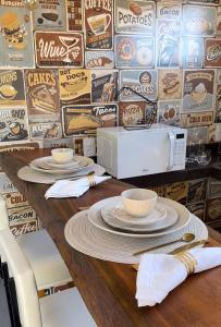 新文达移民镇Chalés Peterli 2的餐桌,带食物盘和微波炉