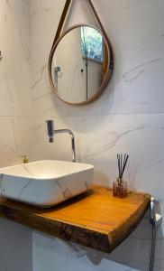 新文达移民镇Chalés Peterli 2的一间带水槽和镜子的浴室