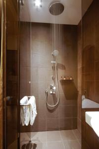 新加坡Hotel Yan的带淋浴和盥洗盆的浴室