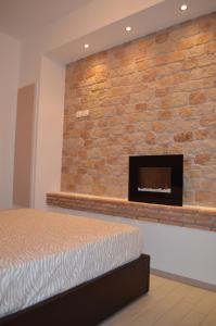 特罗佩阿Villa Oscar的一间卧室设有壁炉的砖墙