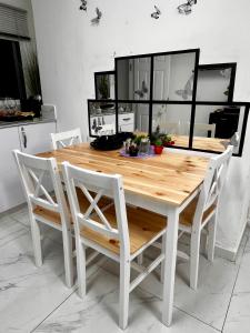 埃拉特SIYAY Apartment的白色餐桌和白色椅子