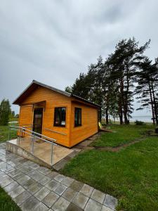 Vasaras mājiņa D1的树木林立的小型木屋