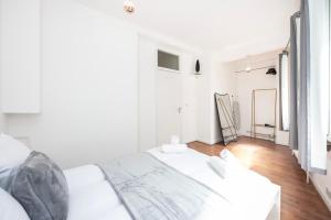 伦敦Spacious 1 BR Near London Bridge - 5 Min Walk的白色的卧室设有一张白色的大床和木地板