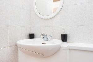 伦敦Spacious 1 BR Near London Bridge - 5 Min Walk的白色的浴室设有水槽和镜子
