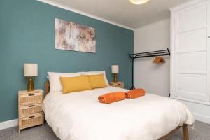 巴斯Bath! - 3-bed House - Parking - Wi-Fi - Fully Equipped的卧室配有白色的床和蓝色的墙壁