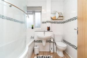 巴斯Bath! - 3-bed House - Parking - Wi-Fi - Fully Equipped的白色的浴室设有水槽和卫生间。