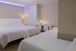 坎加斯德穆拉索朱卡玛酒店的酒店客房配有两张床和紫色灯