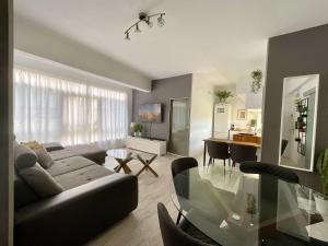 圣克鲁斯-德特内里费Santa Cruz Luxury Low-Cost Apartment with Terrace & Views的客厅配有沙发和桌子