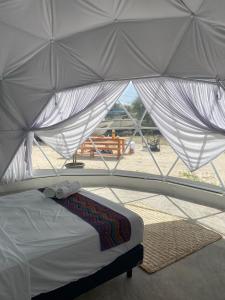 女人岛Hidden Island Glamping Isla Mujeres的海滩景帐篷内的一张床位